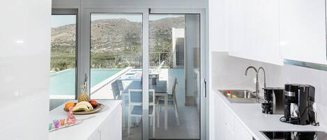 Mikrovågsugn, ugn, diskmaskin och matbord