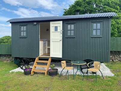 Sheldon Shepherd's Hut - Cosy Rural Retreat in the Peak District National Park