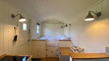 1 bedroom, bed sheets