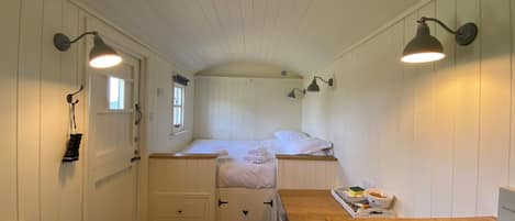 1 bedroom, bed sheets