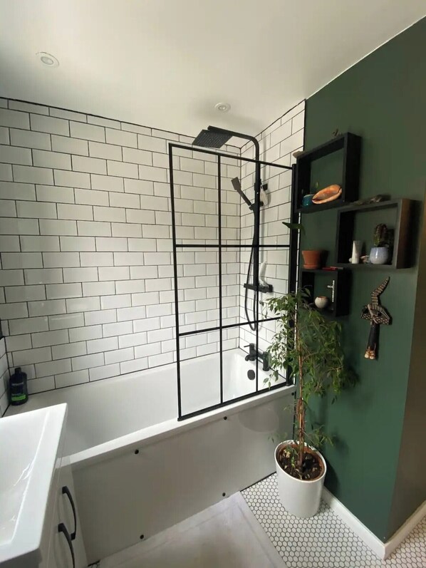 Basic House, Multiple Beds | Bathroom | Towels, soap, shampoo, toilet paper