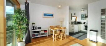 Bright 2BD Flat With Private Balcony - Dublin