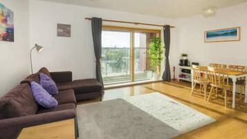 Apartamento básico, 2 camas de casal | Área de estar