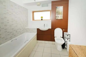 Basic Apartment, 2 Double Beds | Bathroom | Hair dryer, towels, soap, shampoo