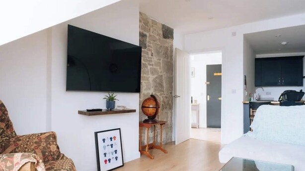 Living area - Central & Modern 2BD Flat - Edinburgh (Edinburgh)