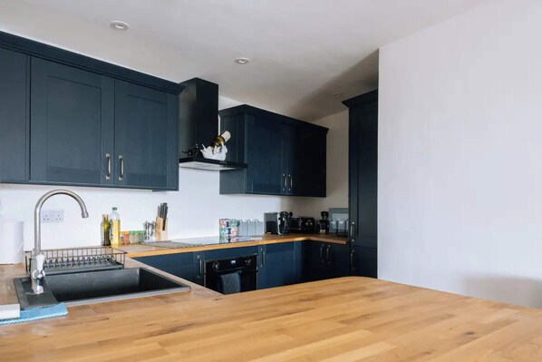 Basic Apartment, 2 Double Beds | Private kitchen | Fridge, microwave, oven, stovetop