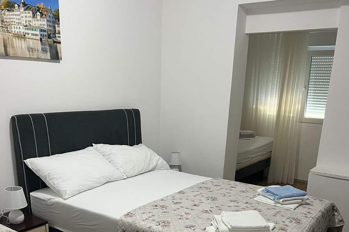 Quarto econômico | 3 quartos, escrivaninha, espaço de trabalho para notebook