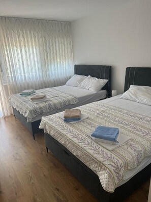 Luxury Quadruple Room | Desk, laptop workspace, free WiFi, bed sheets - Ul. dr. Franje Tuđmana 71 (Starigrad)