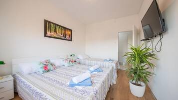 Skrivbord, arbetsyta för laptop, gratis wi-fi och sängkläder