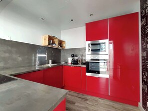 Kühlschrank, Mikrowelle, Ofen, Herdplatte