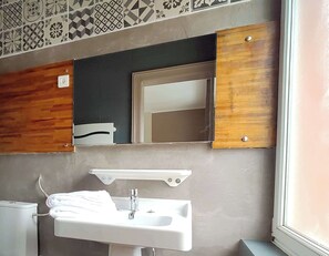 Secadora de cabello, toallas, papel de baño 