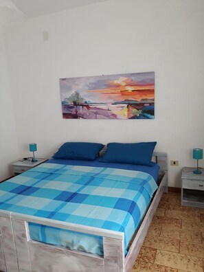 5 dormitorios, escritorio, tabla de planchar con plancha y cuna de viaje