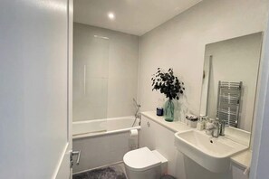 Basic-Apartment, 1 Doppelbett und Schlafsofa | Badezimmer