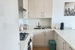 Basic Apartment, 1 Double Bed with Sofa bed | Private kitchen | Fridge, oven, stovetop, dishwasher - Elegant & Relaxing 1BD Flat - Balham (London)