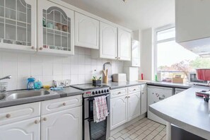 Basic Apartment, 2 Double Beds | Private kitchen | Fridge, oven, stovetop, electric kettle - Central 2BD Flat With Balcony - Shoreditch (London)
