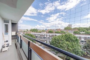 Basic Apartment, 2 Double Beds | Property grounds - Central 2BD Flat With Balcony - Shoreditch (London)