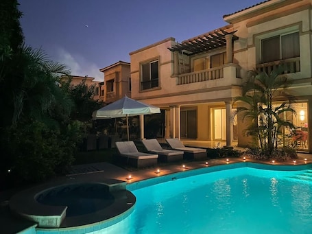 Pool. Pyramids view villa for rent in Elshikh zayed