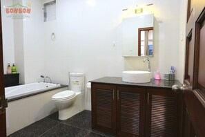 SĂšche-cheveux, bidet, serviettes fournies, savon