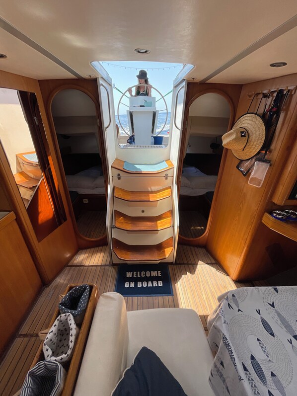 4 bedrooms, bed sheets - Beautiful Beneteau 50 - 15 meters
(Ibiza)