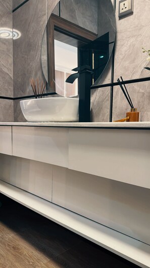 Douche, bidet, serviettes fournies, savon