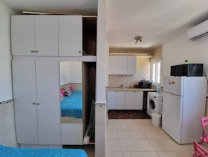 1 habitación, tabla de planchar con plancha, wifi gratis y ropa de cama