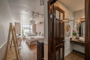 Escritorio, wifi gratis y ropa de cama 