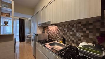 Standard Studio, 1 Queen Bed | Private kitchen | Cookware/dishes/utensils