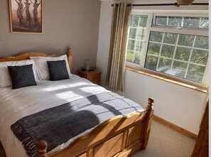 2 bedrooms, free WiFi, bed sheets - Beautiful Scenery - Cyclists & Walkers Dream Log Burner (Trevarth, Redruth)