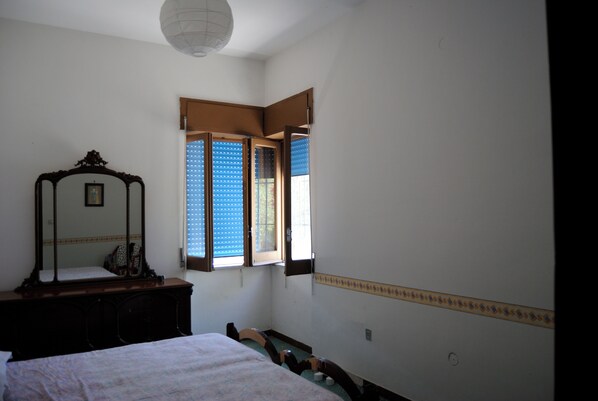 Iron/ironing board, bed sheets