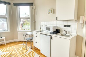 Køleskab, mikrobølgeovn, kogeplade, elkedel
