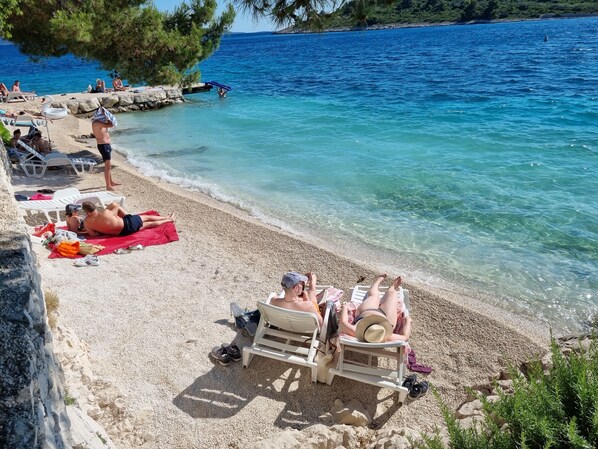 Plage à proximité, chaises longues