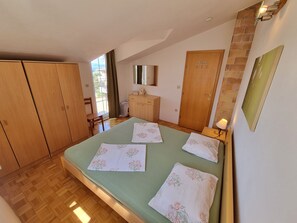 4 bedrooms, iron/ironing board, travel crib, free WiFi - House w/panorama view, swimming pool. Walking distance to beach, old city Trogir (Trogir)