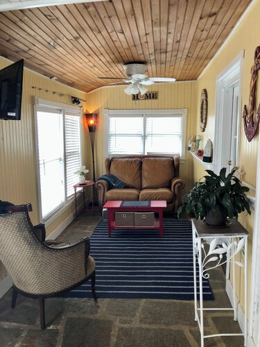 The Sunny Place Apt. 1/Bed F/B W/D full kitchen sunroom deck
