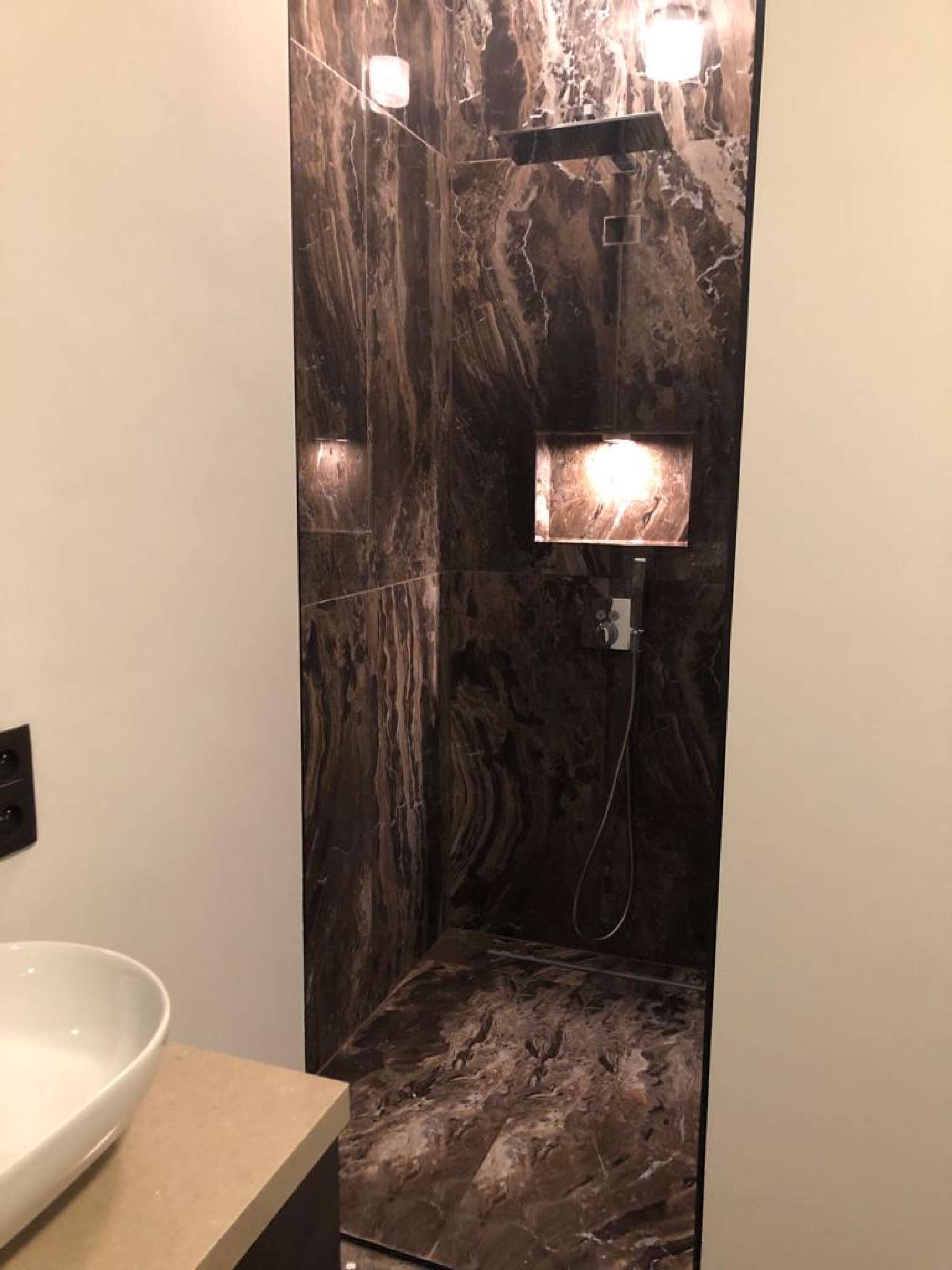 Douche, sèche-cheveux, bidet, serviettes fournies
