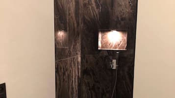 Douche, sĂšche-cheveux, bidet, serviettes fournies