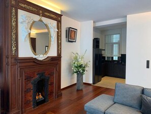 TV, fireplace, video games - Modern and Stylish! <br>Luxury apartment in the center of Antwerp. Private parking and fully serviced. (Antwerp)
