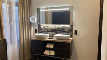 Dusche, Haartrockner, Bidet, Handtücher