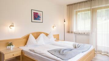 Standard Double Room, 1 Queen Bed, Non Smoking, Private Bathroom | In-room safe, desk, laptop workspace, soundproofing