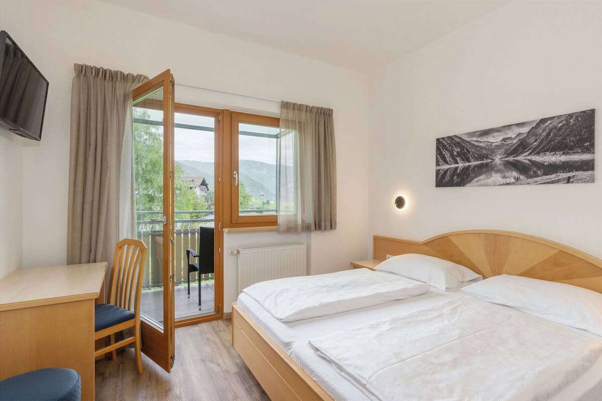 Standard Double Room, 1 Queen Bed, Non Smoking, Private Bathroom | In-room safe, desk, laptop workspace, soundproofing
