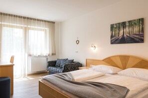 Standard Double Room, 1 Queen Bed, Non Smoking, Private Bathroom | In-room safe, desk, laptop workspace, soundproofing - Garni Schorneck (Brunico)