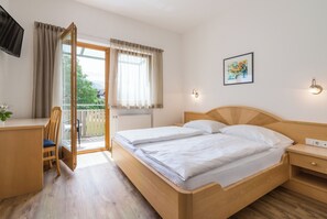 Standard Double Room, 1 Queen Bed, Non Smoking, Private Bathroom | In-room safe, desk, laptop workspace, soundproofing - Garni Schorneck (Brunico)