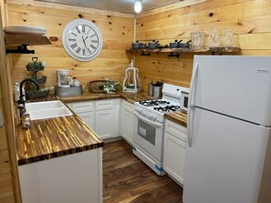 Private kitchen - 100 Aker Wood Barndominium Loft!! Two bedroom. All Amenities Provided! (Oneida)