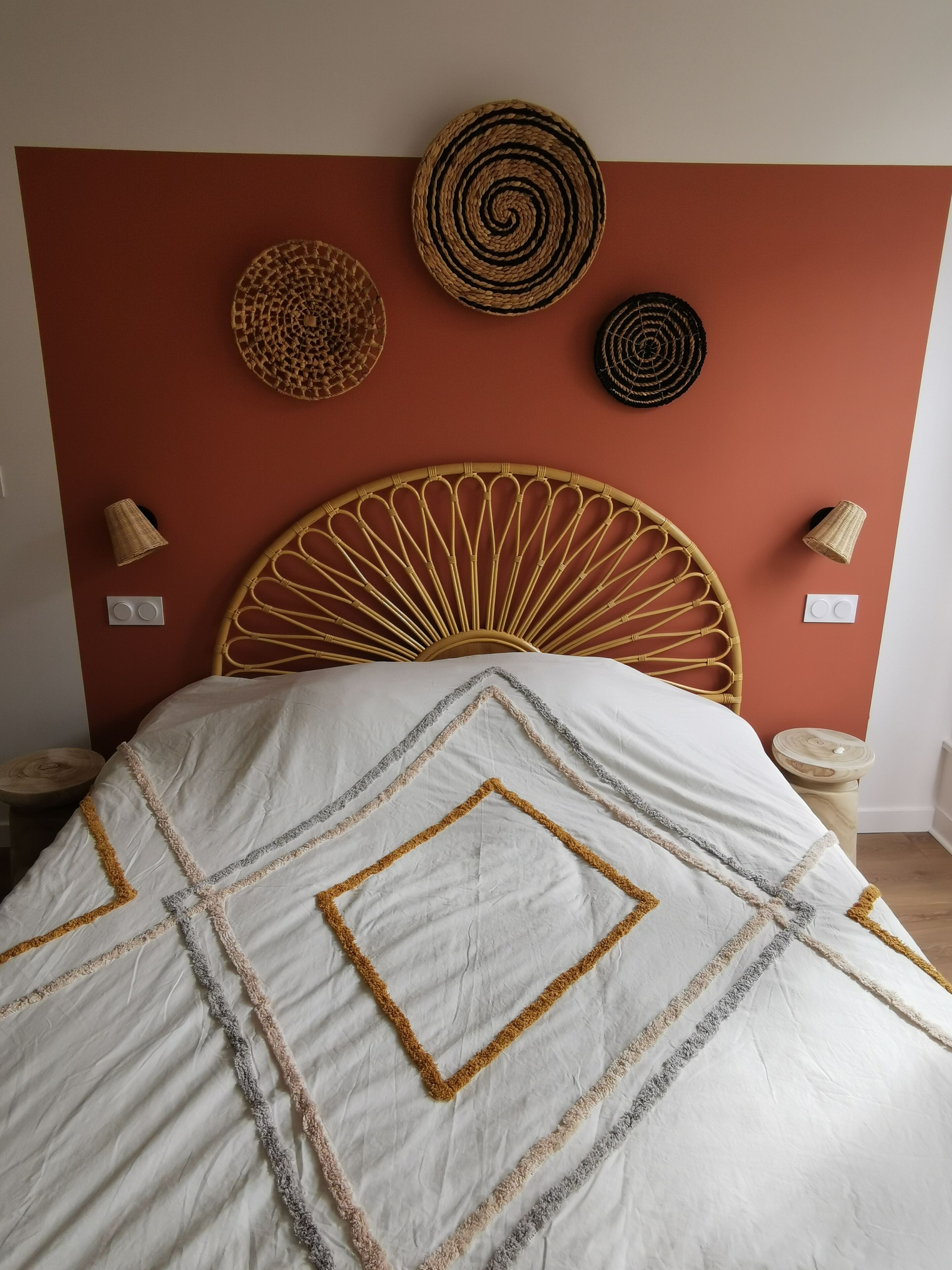 1 chambre, bureau, fer et planche à repasser, lit parapluie