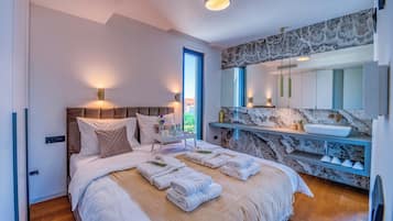Luxury Penthouse | 3 bedrooms, iron/ironing board, free WiFi