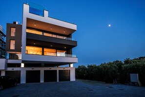 Fassade der Unterkunft – Abend/Nacht