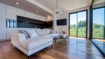 Deluxe Apartment, 3 Bedrooms, Beach View | Living area