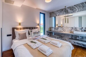 Deluxe Apartment, 3 Bedrooms, Beach View | 3 bedrooms, iron/ironing board, free WiFi