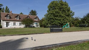 A traditional house with a thatched roof and a large tree in front. - Gîte 2/4 Personnes (Huisseau-sur-Mauves)