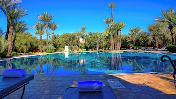 2 Innenpools, geöffnet von 09:30 Uhr bis 19:00 Uhr, Sonnenschirme