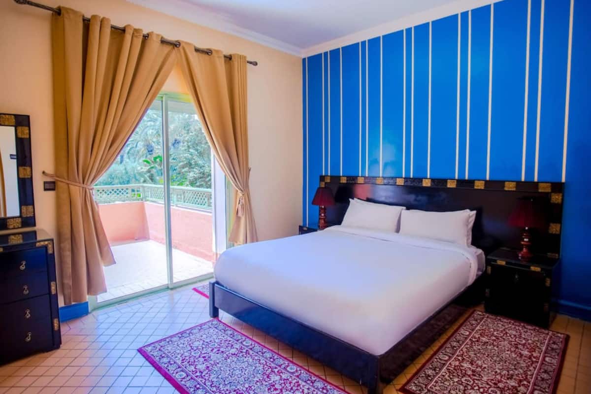 Egyptian cotton sheets, premium bedding, pillowtop beds, desk